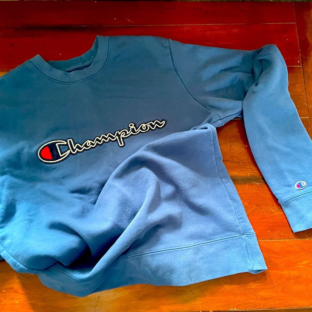 Champion crew neck sweatshirt in EUC. Size M